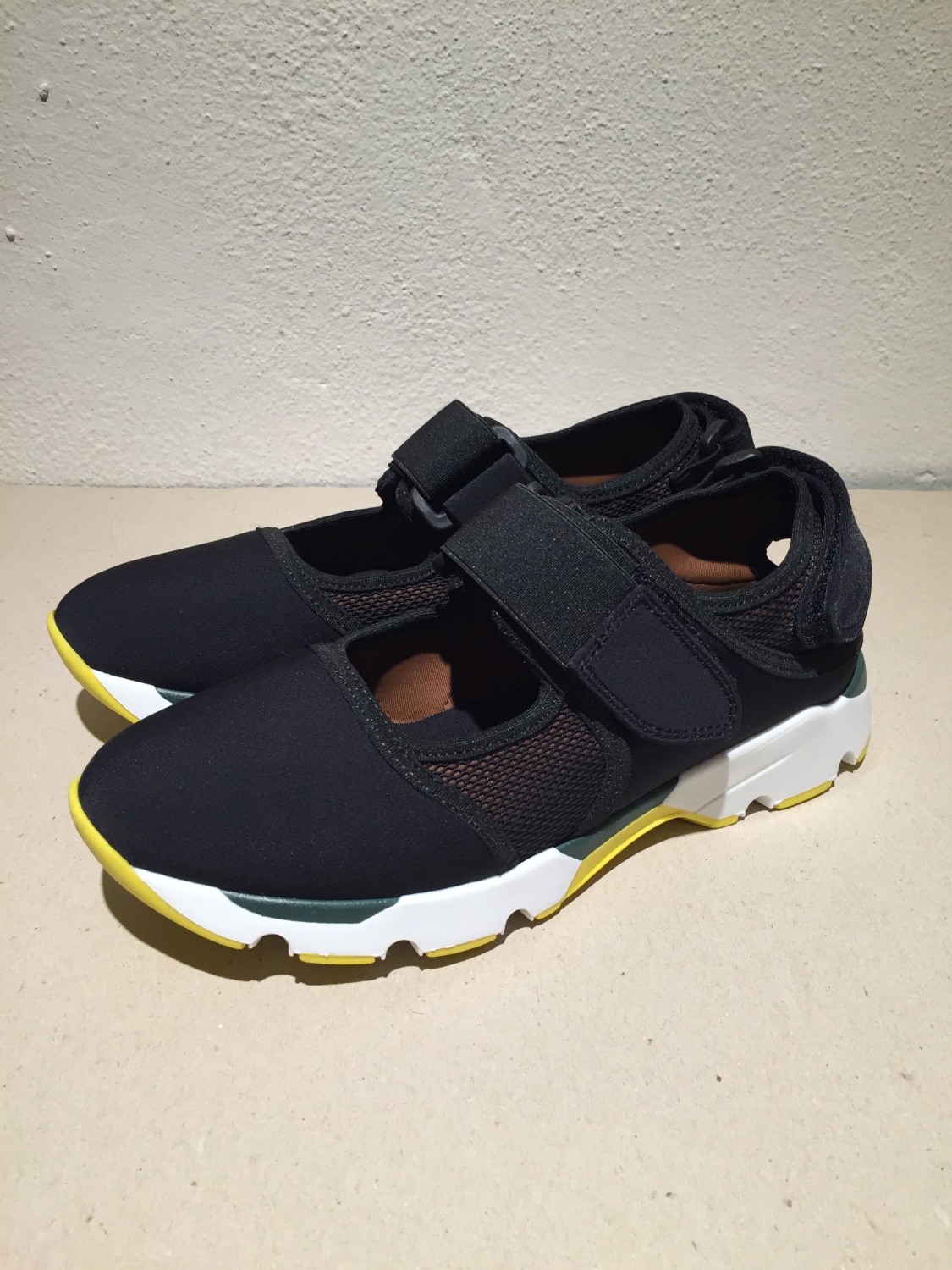 shop Marni  Scarpe: Sneaker con doppia chiusura a velcro, parte centrale in rete con colore a contrasto marrone e nero. number 590
