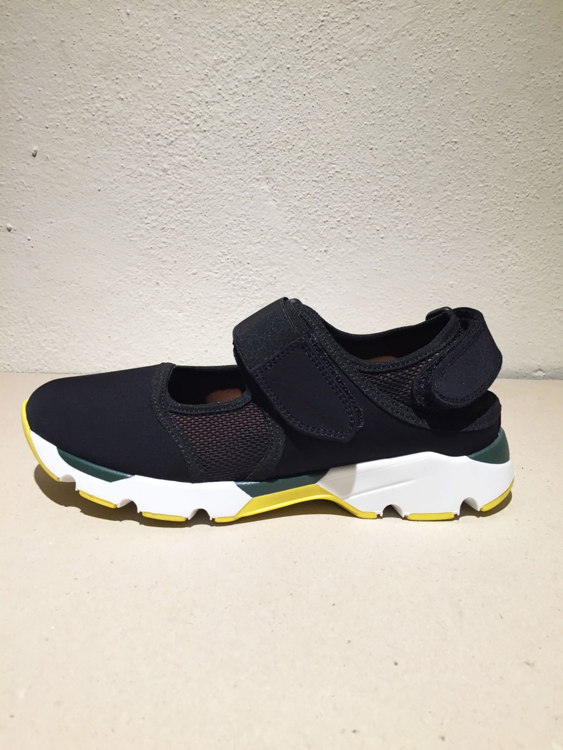 shop Marni  Scarpe: Sneaker con doppia chiusura a velcro, parte centrale in rete con colore a contrasto marrone e nero. number 590