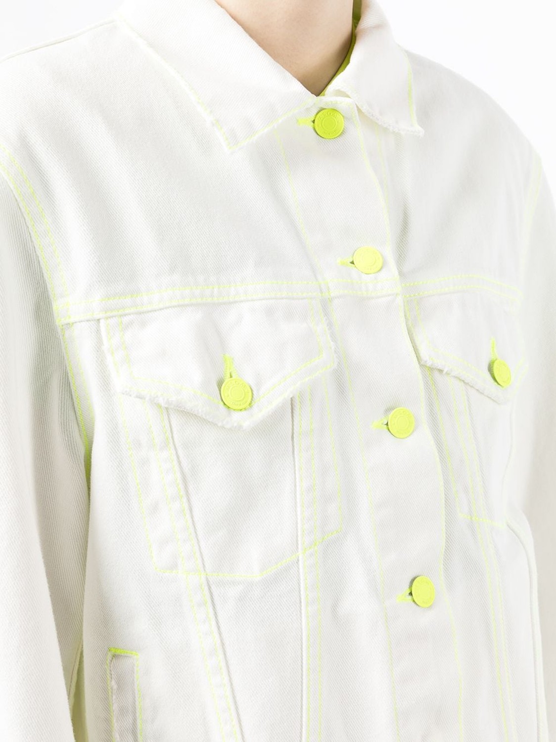 shop MSGM Saldi Giacche: Giacche MSGM, giacca di jeans, modello corto, chiusura frontale con bottoni, maniche lunghe con polsino, bianca con dettagli fluorescenti.

Composizione: 100% cotone. number 2312